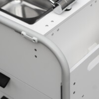 Les panneaux sont assemblés à l'aide de solides rivets en inox et d'un système d'accroche aux tubes complexe.