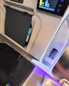 Des stores occultants sont intégrés au vitres du van