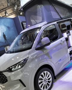 Sur Ford Transit Custom L1H1, le Westfalia Club Joker Urban affiche 5,05 m de long et 2,05 m de haut, toit relevable replié.