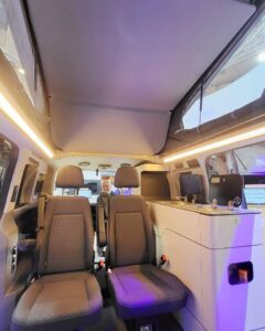 A l'étape, le toit se relève pour libérer un confortable espace de vie