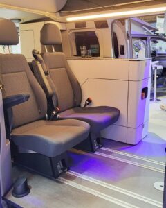 A l'intérieur les rails peuvent accueillir jusqu'à 4 sièges individuels.