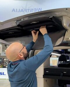 Deux chaises de camping rangées dans le hayon font partie de l'équipement de série.