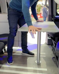 La table dinette est utilisable à l'intérieur, grâce à un pied fixé au plancher. Également à l'extérieur grâce à ses 4 pieds dépliables.
