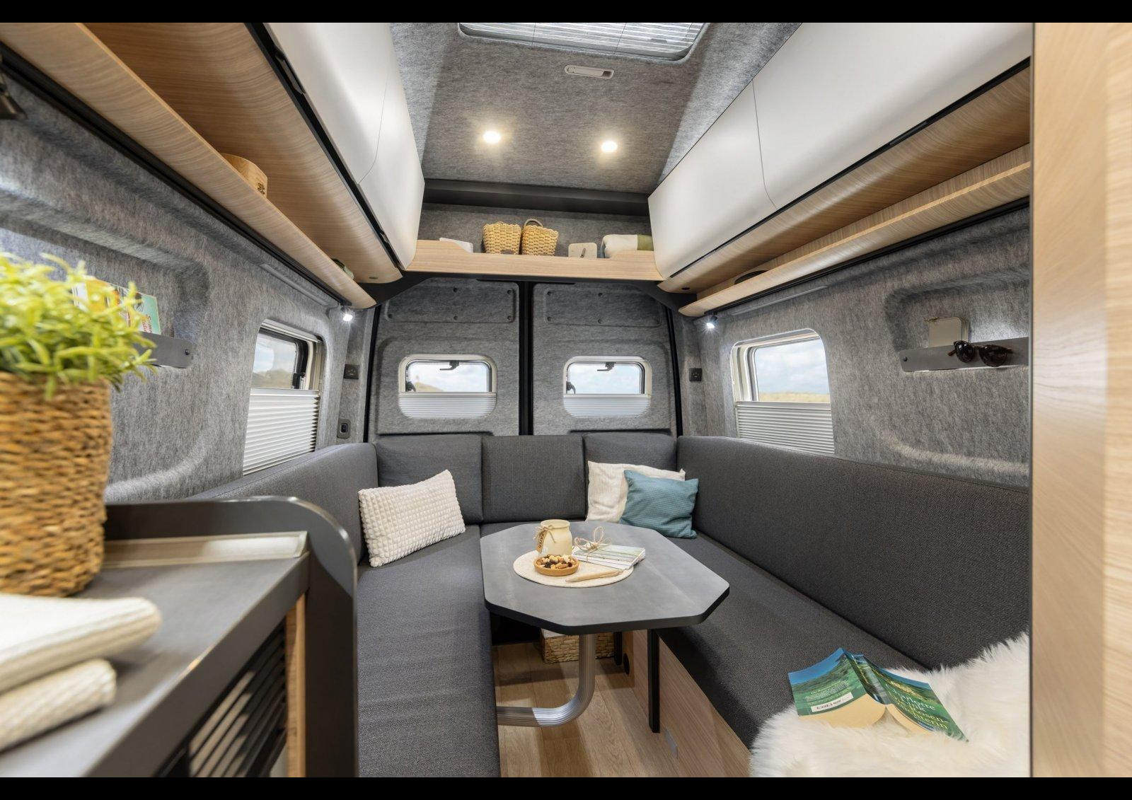 HOBBY Maxia Van 680 DT - L'espace arrière ici configuré en salon "lounge" en U.