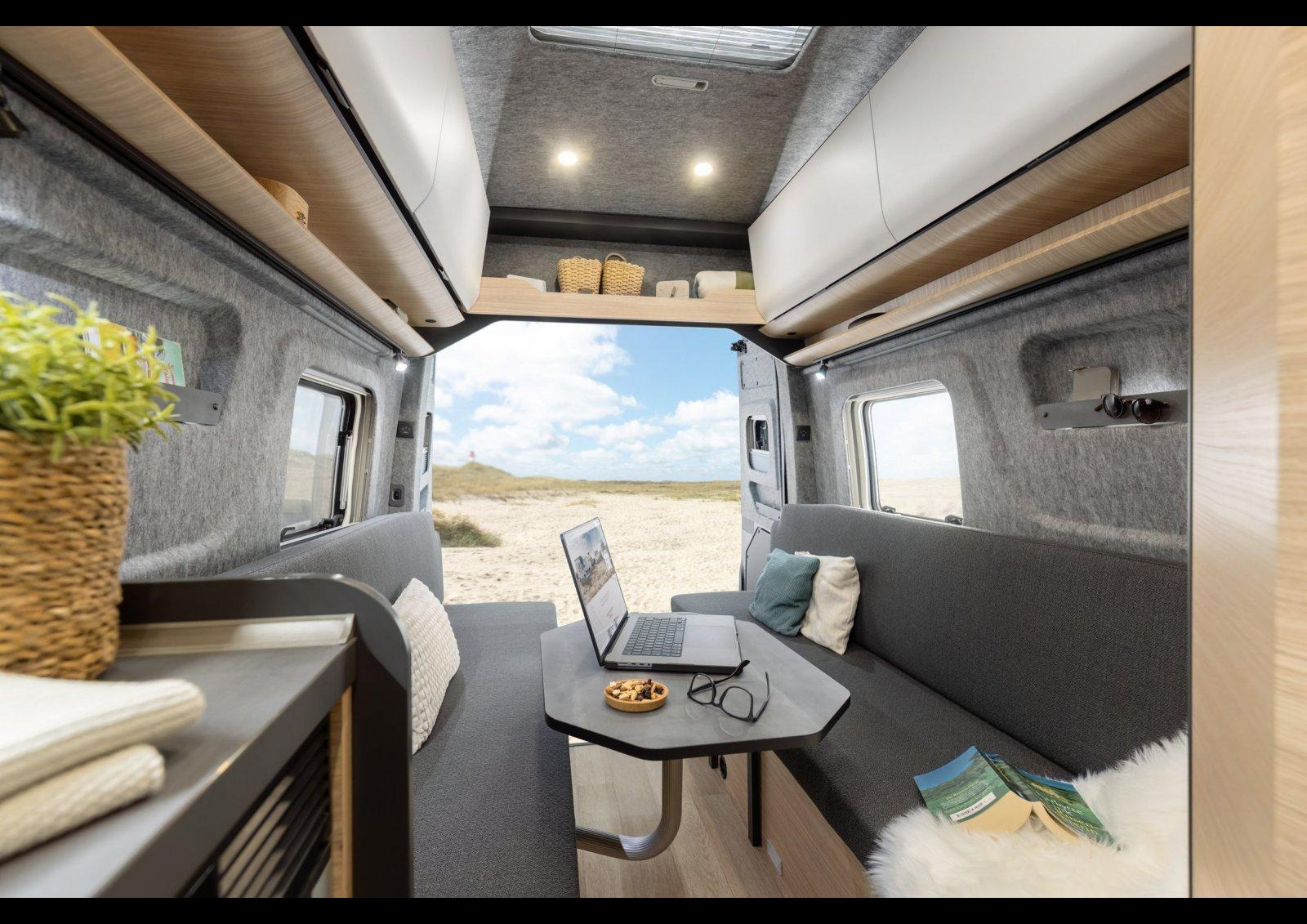 HOBBY Maxia Van 680 DT - L'espace arrière ici configuré en salon avec banquettes face-face. Idéal pour les repas ou transporter du matériel.