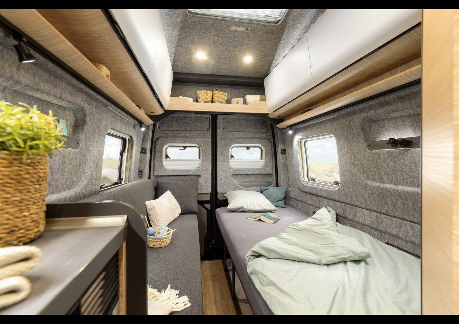 HOBBY Maxia Van 680 DT - L'espace arrière ici configuré en lit simple + banquette latérale.