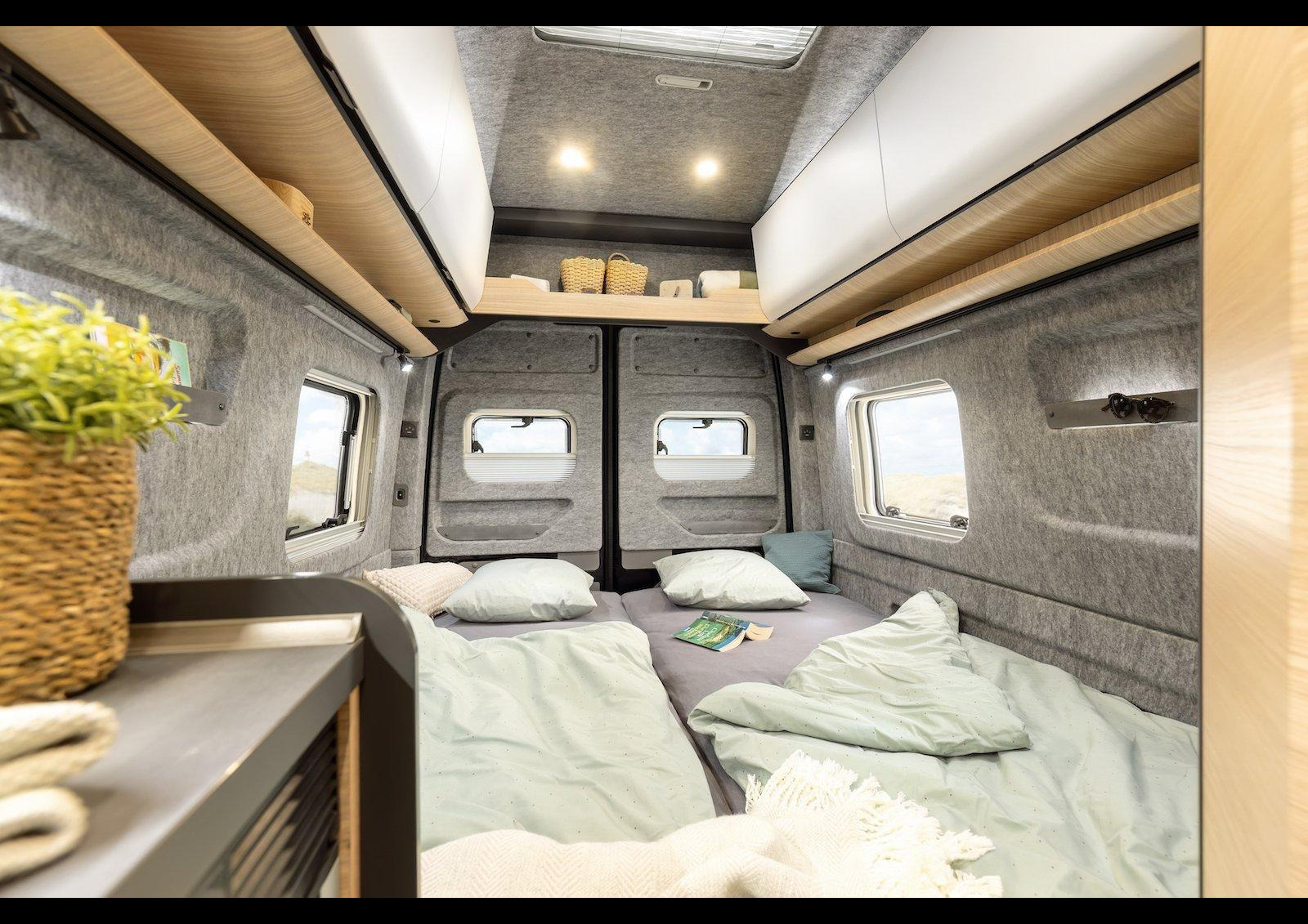 HOBBY Maxia Van 680 DT - L'espace arrière ici configuré en chambre avec lit double dans la longueur.