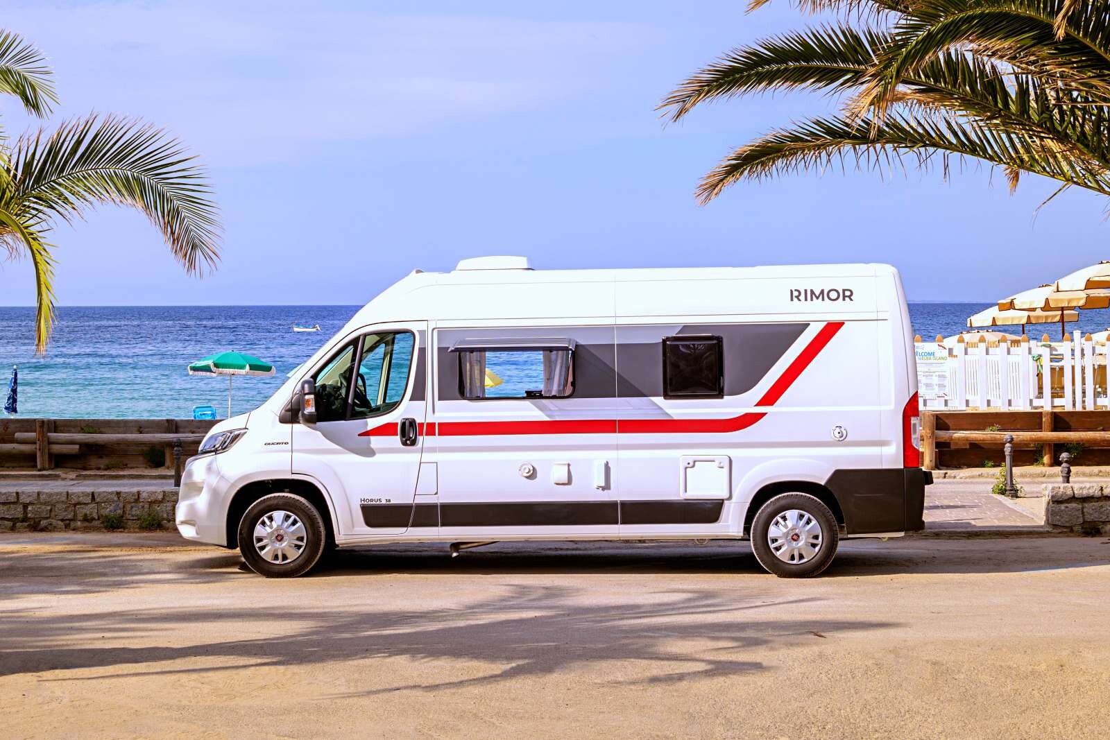 Aménagement fonctionnel, gabarit passe-partout et déco simple, l'Horus 38 se prête à toutes les escapades en fourgon.