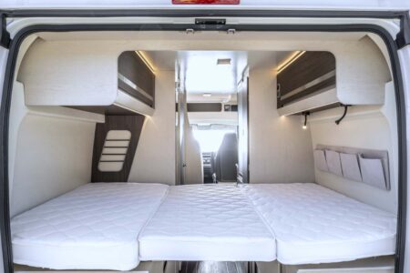 Le lit transversal de l'Horus 38 offre un couchage double de 135 x 192 cm