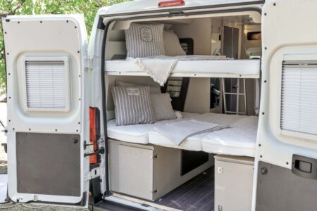 Les deux lits superposés affichent des dimensions similaires : 135 x 186 cm