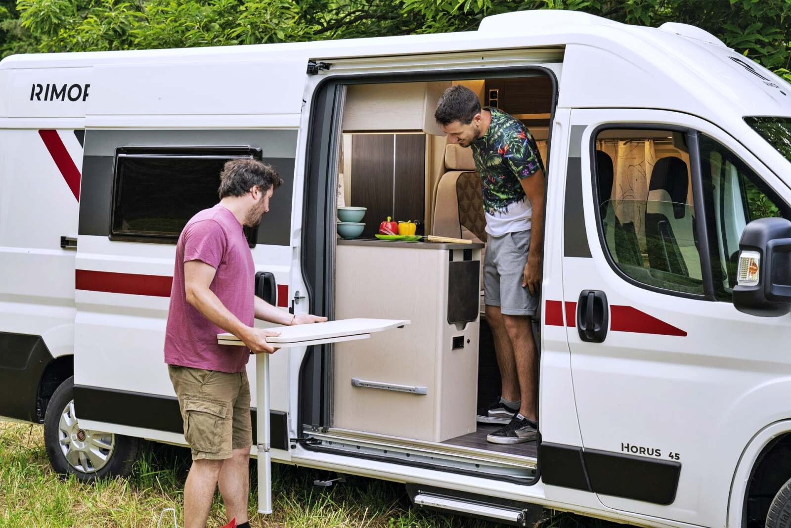La table intérieure peut se fixer à l'extérieur.