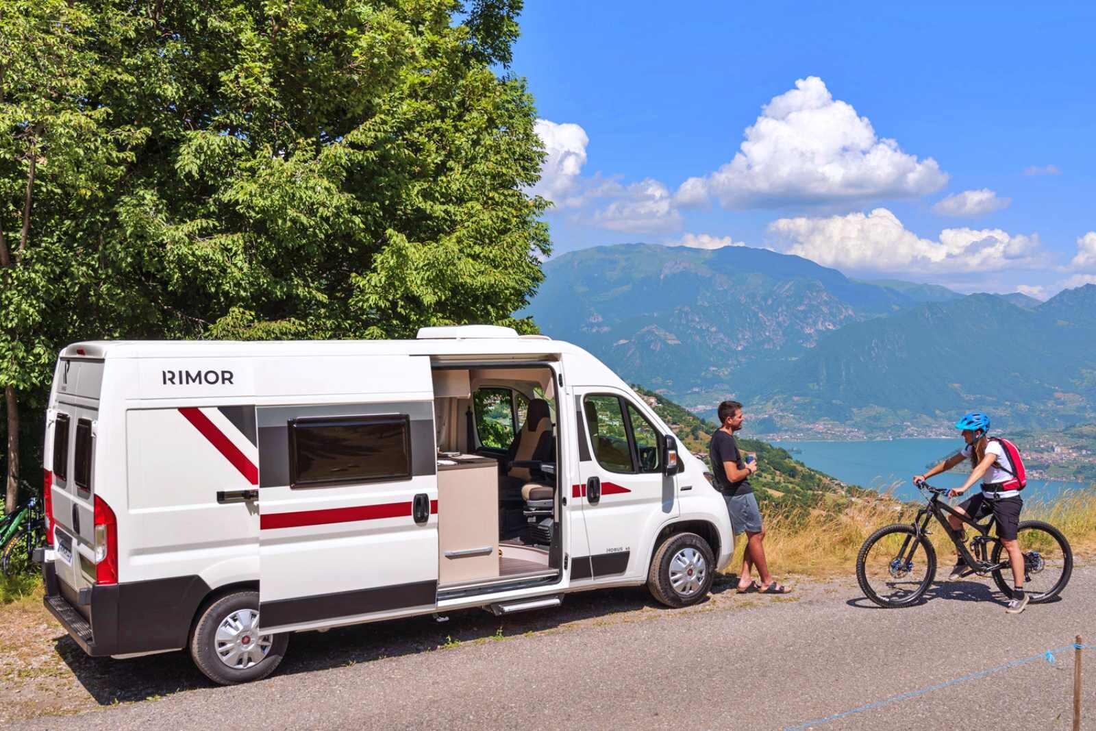 Le Rimor Horus 45 (5,99 m), un fourgon polyvalent pour les balades en famille et les losirs.