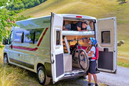 Le Rimor Horus 45 offre une modularité rare dans un fourgon premier prix, on peut y transporter un vélo tout en conservant un couchage haut.