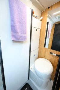 ...en configuration WC, après pivotement de la cloison...