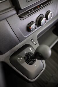 La boite de vitesse robotisée Renault est disponible en option, exclusivement associée au moteur 150 ch.