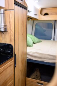 ...ainsi qu'un frigo de 138 L parfaitement intégré au mobilier.