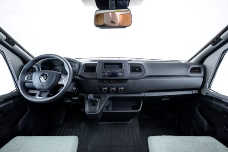 La caméra de recul, sur le rétroviseur central de cabine, est au nombre des équipements de série du Master Van.