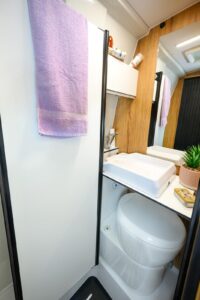 ...et en configuration cabinet de toilette, une fois le lavabo encastré rabattu.