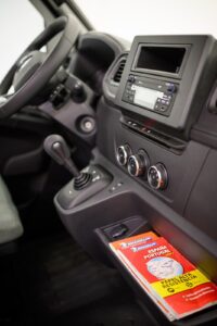 Sobre et fonctionnel, le tableau de bord du Master Van sur Renault Master embarque de série un grand nombre d'aides à la conduite : ABS, ESP, ASR, aide au démarrage en côte, régulateur de vitesse...