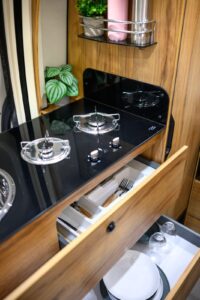 ...avec des tiroirs sur trois niveaux...