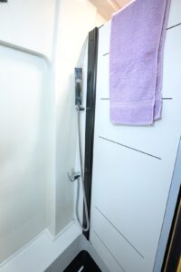 Le concept de salle d'eau Font Vendôme "TB Concept" 3 en 1, en configuration douche...