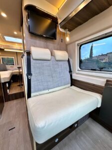 La banquette héberge deux places carte grise, on règle la longueur de l'assise grâce à une poignée centrale sous le coussin.