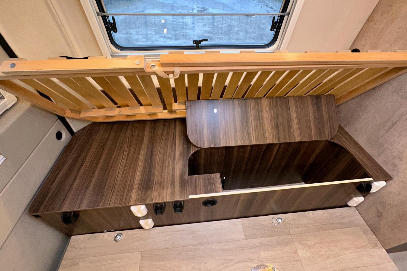 Un coffre de rangement supplémentaire sous la banquette gauche.