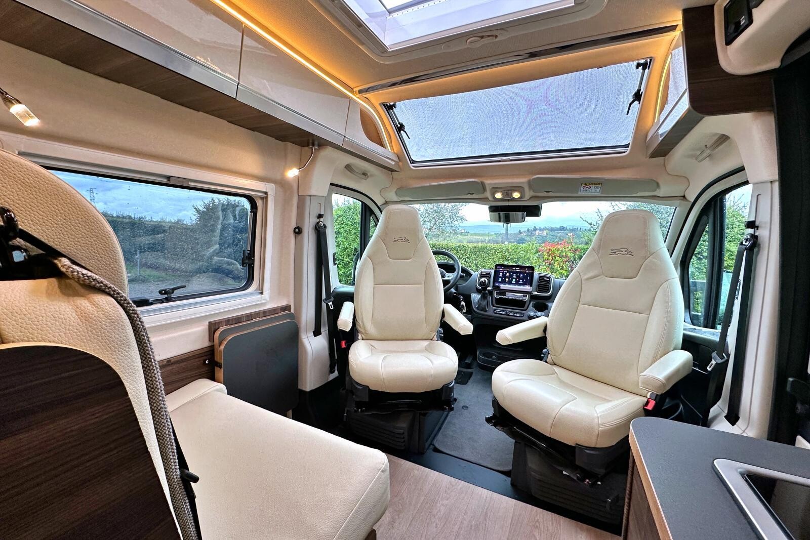 Cabine ouverte, skyview en option, à l'avant (comme à l'arrière), l'Ecovip 645 privilégie la luminosité et la vue extérieure.