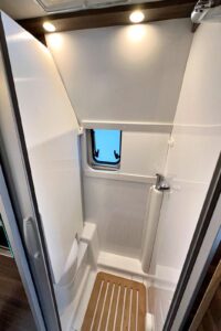 ...ici en mode douche, une fois la paroi pivotée.