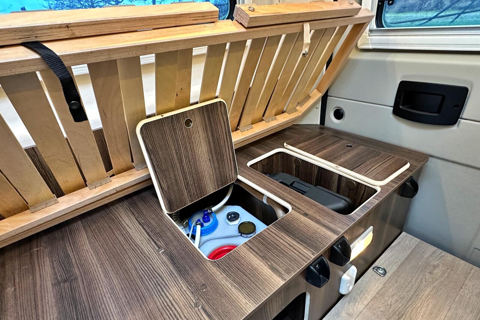 Le réservoir d'eau sous la banquette droite.