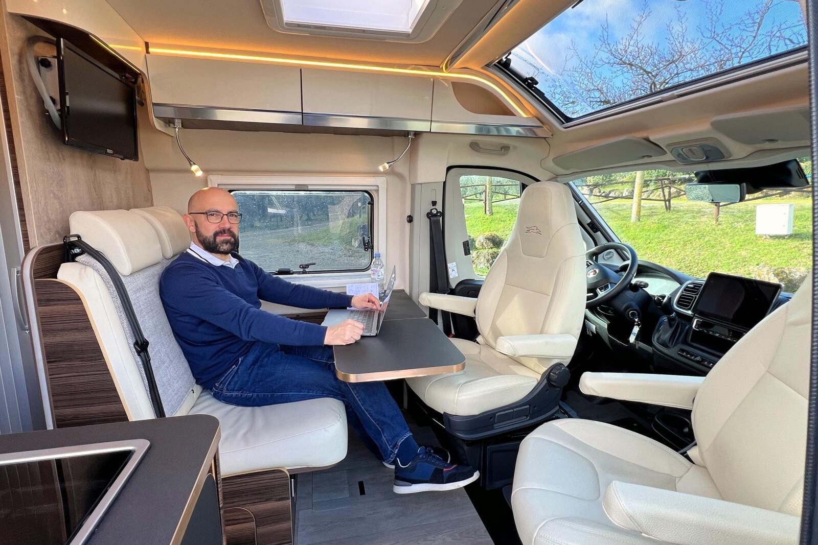 Sous cette table, les seuls pieds sont les vôtres ! Ils ne sont pas gênés par celui de la table, elle n'en a pas !