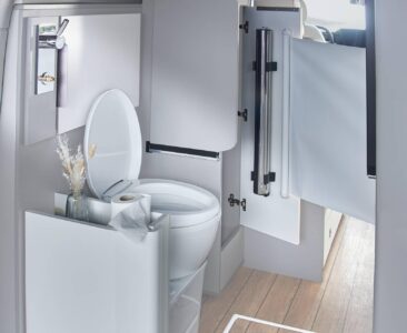 Les toilettes fixes bénéficient d'un rideau d'intimité.