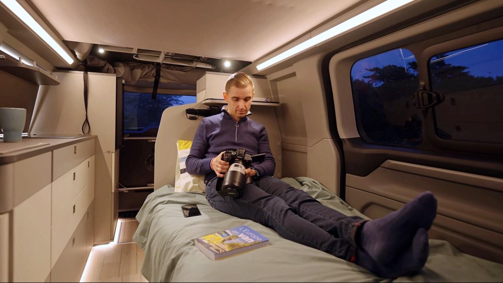 Le lit du bas dans sa petite dimension : 193 x 90 cm. Une extension de 34 cm latérale, le transforme en lit pour deux.