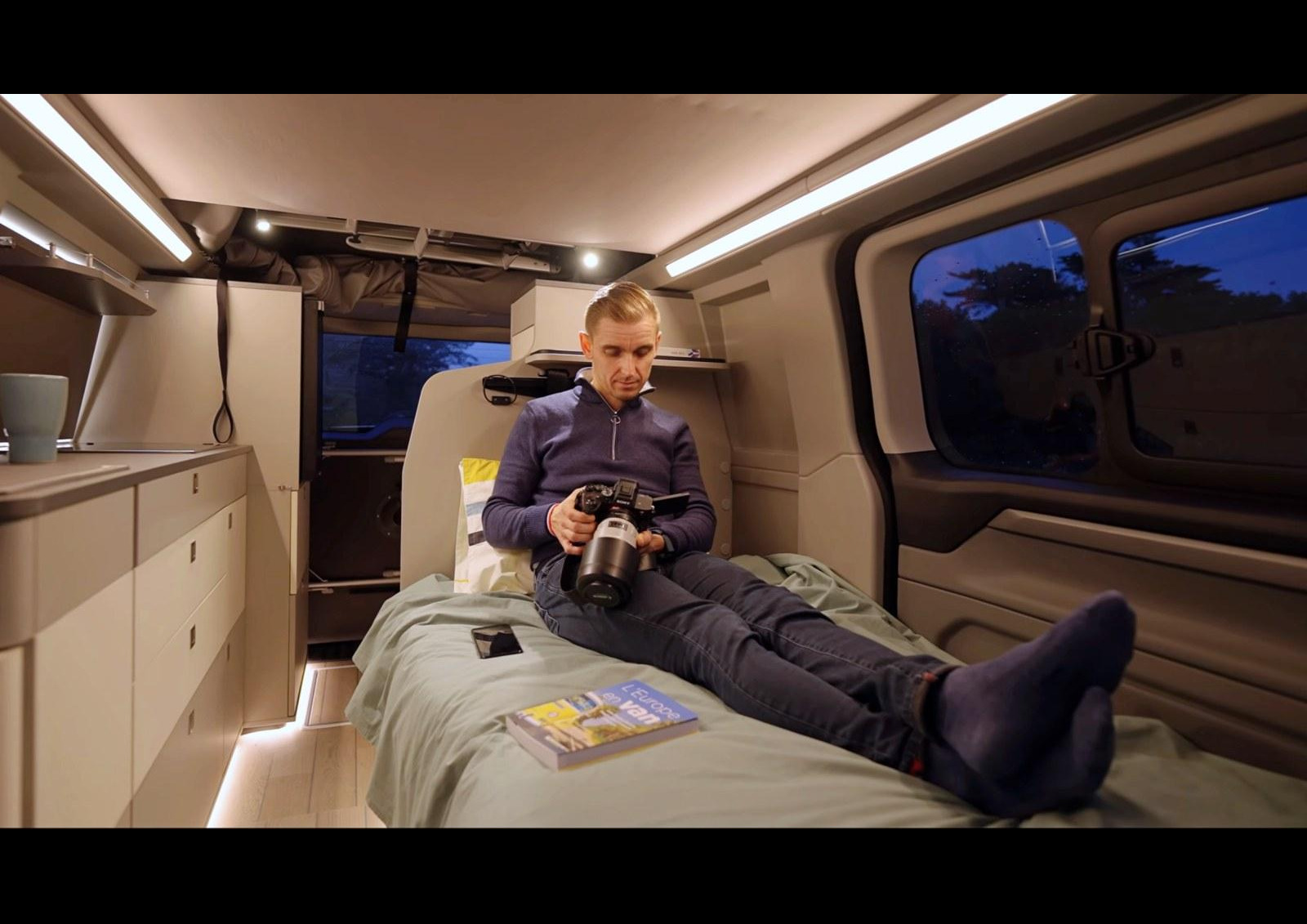 Le lit du bas dans sa petite dimension : 193 x 90 cm. Une extension de 34 cm latérale, le transforme en lit pour deux.