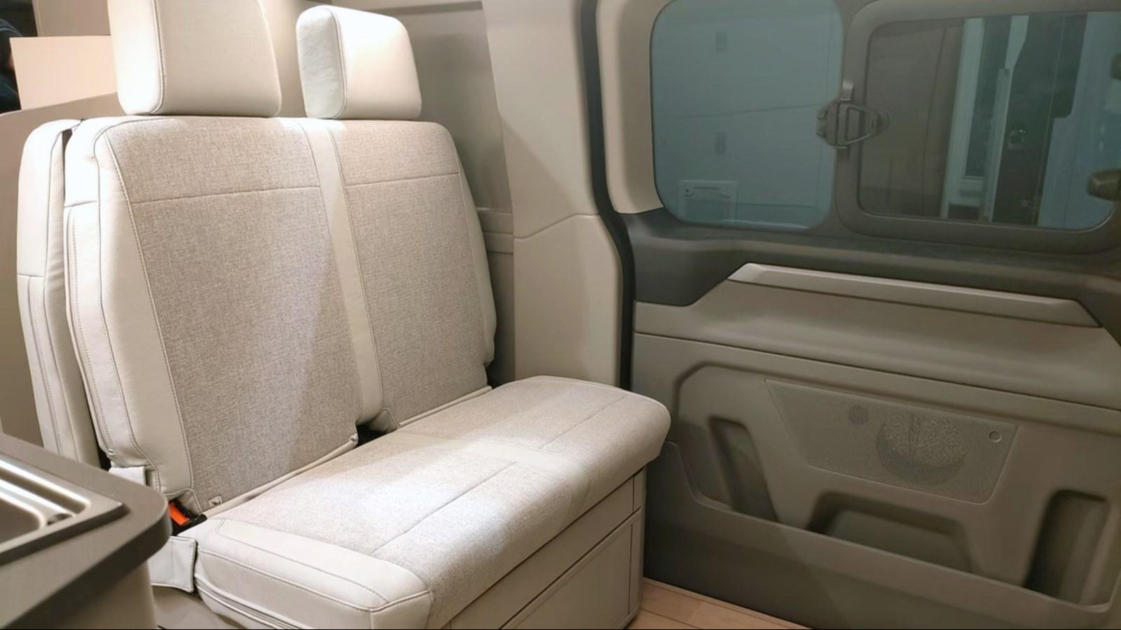 La banquette en position route, avec ses deux places carte grise...