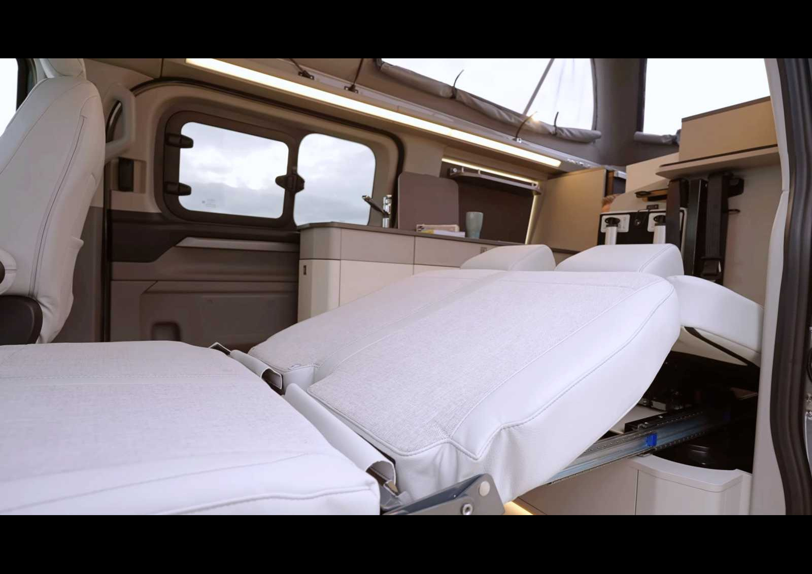 Le Westfalia Kelsey est commercialisé entre 67.900 € (moteur 136 ch / BVM) et 70.000 € (170 ch / BVA). A cette dernière version peut s’ajouter la transmission intégrale (+4.437 €).