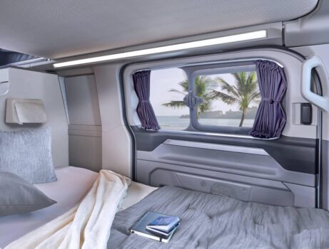 Des rideaux occultant habillent les deux portes coulissantes.