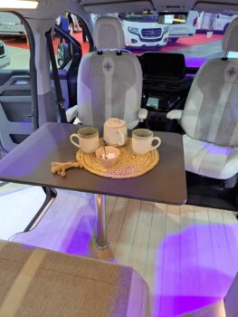 La table peut être fixée à l'intérieur sur un pied fixe, ou à l'extérieur grâce à ses 4 pieds escamotables sous le plateau.