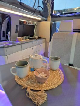 La dinette peut accueillir jusqu'à 4 personnes.