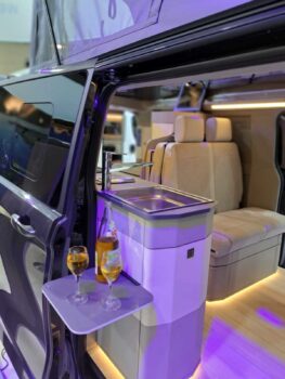 Le couvercle qui couvre l'évier sert de tablette extérieure, une fois fixé sur le bloc cuisine.