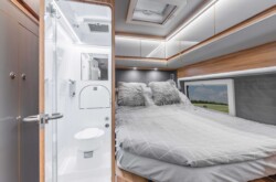 Affinity One. lit à la française et cabinet de toilette fourgon Affinity One