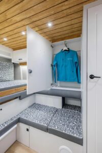 Une vraie grande penderie, voilà qui fait souvent défaut à bord des fourgons. Mais pas chez Freedom ! penderie fourgon Freedom 541