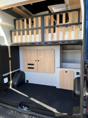 Le cadre acier du lit bascule pour moitié à la verticale. Ceci permet d’augmenter le volume de soute pour des besoins spécifiques.