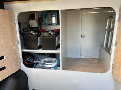 Le placard dans la soute communique avec la zone de vie.