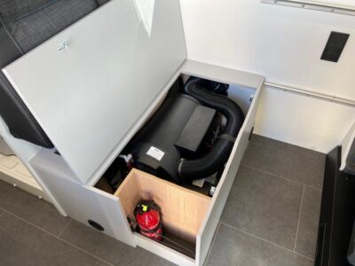 Chauffage au centre du véhicule, sous la banquette. Priorité au combi Truma 4D.