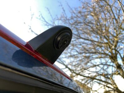 Du côté de la porte coulissante, une extension de carrosserie prolongée par une fenêtre à projection. Ça passe, mais attention tout de même.