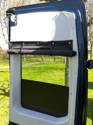 Les portes battantes du Ford intègrent deux fenêtres vitrées fixes. Pilote prévoit des rideaux textiles assurant partiellement l’occultation.