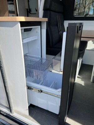 Frigo de 95 L à ouverture frontale sur coulisses.