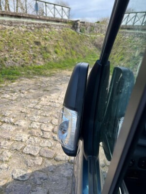 Les rétroviseurs se rabattent complètement. Un avantage qui peut s'avérer précieux.