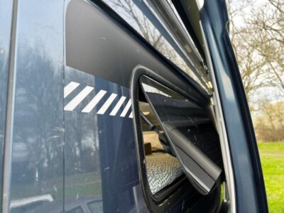 Du côté de la porte coulissante, une extension de carrosserie prolongée par une fenêtre à projection. Ça passe, mais attention tout de même.